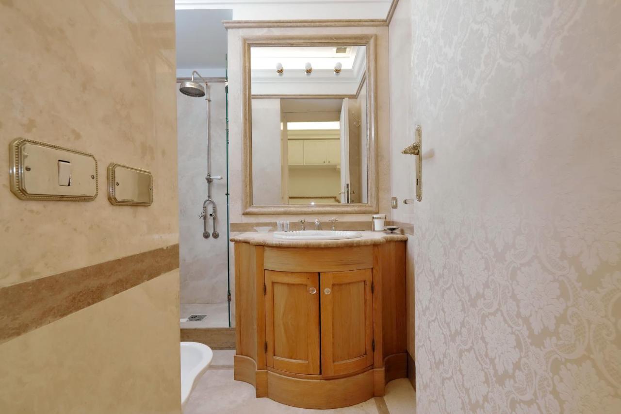 Elegant Nearby Trevi Fountain Apartment Rom