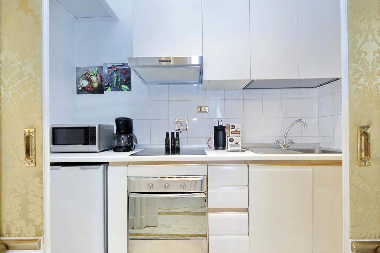 Elegant Nearby Trevi Fountain Apartment Rom