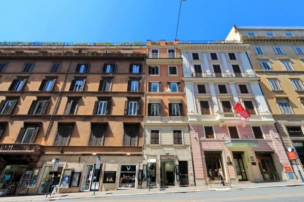 Elegant Nearby Trevi Fountain Rom
